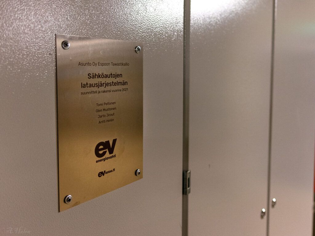 Kyltti tawastikallio. evlataa paikallisestiPLUS latausjärjestelmä